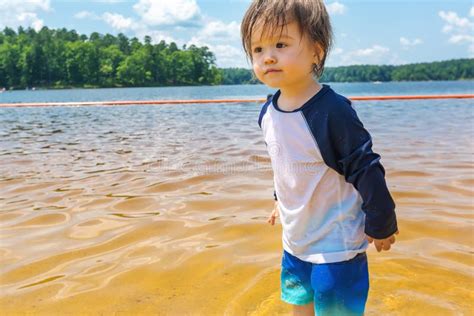 Menino Da Crian A Que Joga Em Um Lago Em Um Dia De Ver O Imagem De