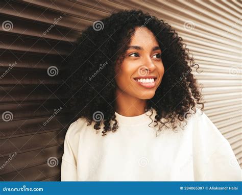 Bella Mujer Con Peinado Afro Rizado Posando Al Aire Libre Imagen De