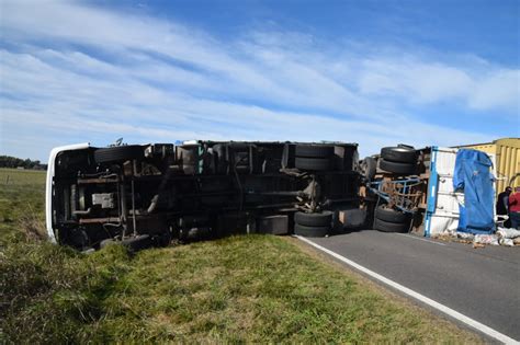 Rn Impresionante Vuelco De Un Cami N Que Transportaba Cientos De