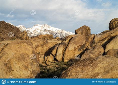 Paisagem Rochosa Do Deserto E Cordilheira Nevado De Sierra Nevada Em