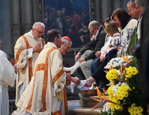 Larcivescovo E Il Rito Del Gioved Santo Lavanda Dei Piedi Ai Profughi