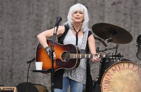 Biography of Country Legend Emmylou Harris
