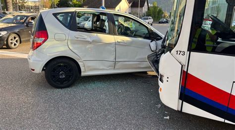 Unfall In Wettingen Ag Mercedes Kracht In Linienbus Zwei Verletzte