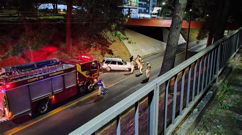 Carro Despenca De Viaduto De 5 Metros E Motorista Foge