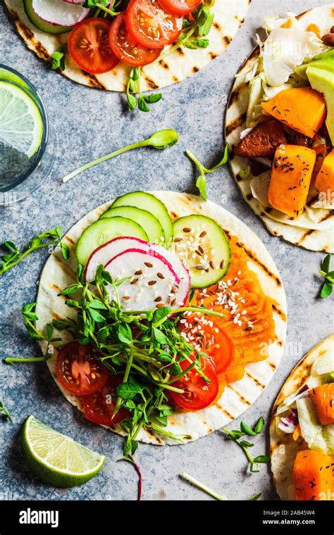 Ouvrez Vegan Tortillas Avec La Patate Douce Les Haricots Les Avocats