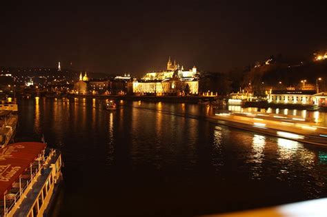 Prager Burg Bei Nacht Mit Der Moldau Foto And Bild Europe Czech