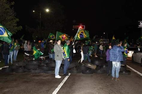 Pneus Bolsonaristas Intensificam Protesto E Bloqueiam Via Em