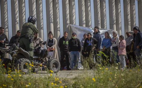 Detenciones de migrantes en frontera sur de EE.UU. aumentaron 25% en marzo