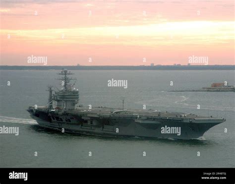 Us Navy Le Porte Avions De Classe Nimitz Uss George Washington Cvn