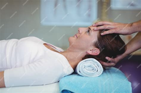 Premium Photo Physiotherapist Giving Head Massage To A Woman