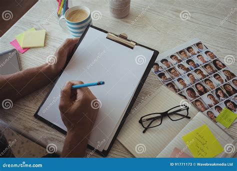 Handen Van Fotoredacteur Het Schrijven Op Klembord Bij Creatief Bureau