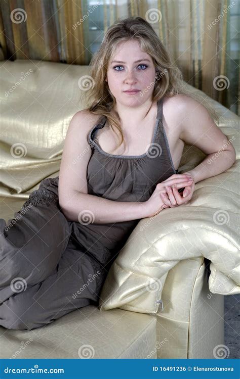 De Droevige Blonde Eenzame Zitting Van Het Tienermeisje Op Bank Stock Foto Image Of Meisje