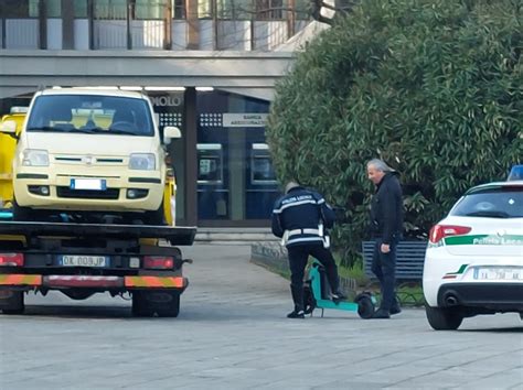 Como Monopattini Elettrici E Auto Italiana Rimossi Con Il Carro