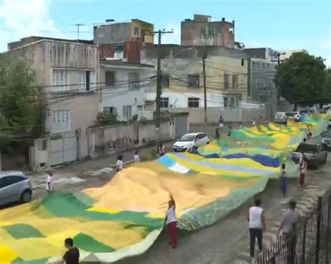 Em Salvador Estudantes Confeccionam Bandeira Verde E Amarela Gigante E