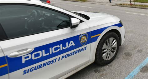 Slobodna Dalmacija Iz Audija izašao s automatskom puškom u rukama