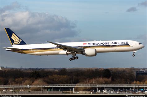 V Swh Singapore Airlines Boeing Er Photo By Leo Sheng Id