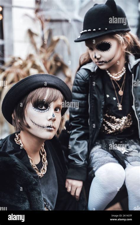 Belle petite fille effrayante célébrant halloween Un maquillage noir