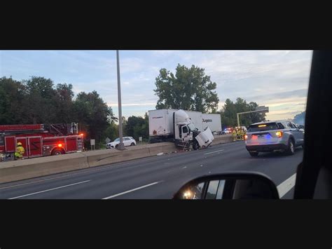 Tractor Trailer Crash Snarls Traffic On I 91 In East Windsor Updated