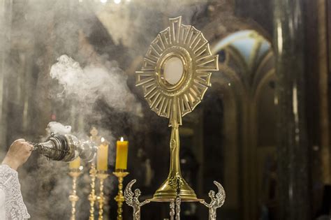 Fiéis realizam adoração ao Santíssimo Sacramento na Paróquia