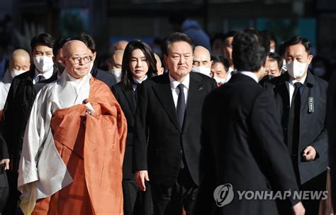 이태원 참사 추모 법회 참석한 윤석열 대통령 내외 연합뉴스