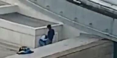 Pärchen hat heimlich Sex am Dach vergisst dabei aber ein Detail