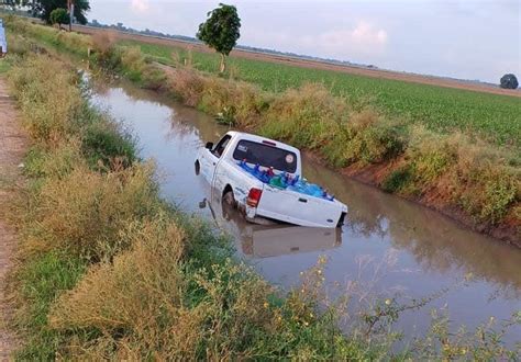 Camioneta Cargada Con Garrafones Se Sale Del Camino Y Termina Dentro De