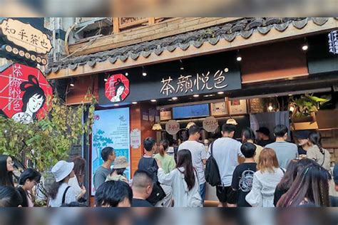 茶颜悦色南京首店开业，黄牛开出代排队买奶茶的价格：200元1杯黄牛奶茶南京