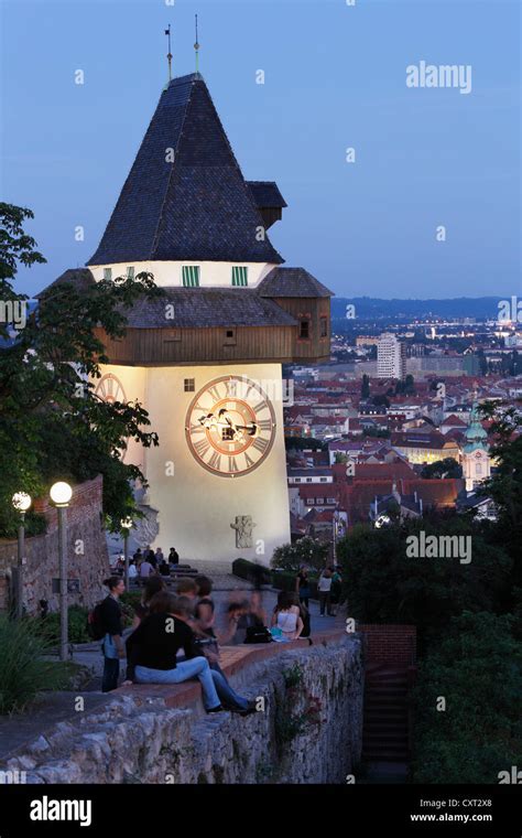 Uhren an gebäuden Fotos und Bildmaterial in hoher Auflösung Alamy