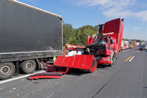 Zwei schwere LKW Unfälle auf der A4 Vier LKW kollidieren