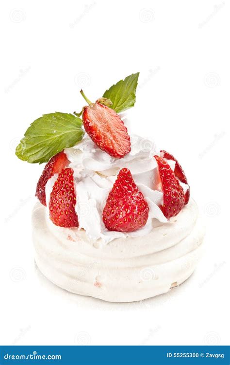 Torta Del Merengue Con Las Fresas Y La Crema Azotada Foto De Archivo