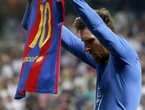 Cristiano Ronaldo Tira A Camisa Mostra Para A Torcida E Imita Messi No Camp Nou Blog Brasil