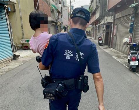 【有片】2歲女童赤腳獨坐路邊 壢警「爸」氣抱起沿街尋親 蕃新聞