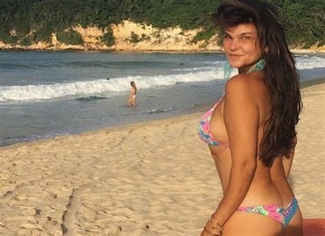 Aos Anos Cristiana Oliveira Exibe Curvas Em Dia De Praia Beleza