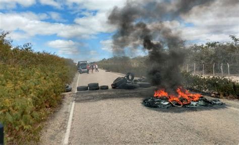 Motoristas de van bloqueiam rodovia que liga o Sertão de PE ao CE em