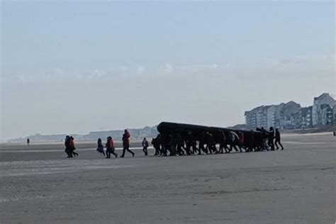 Migranten Met Kinderen Zwaaien Naar Politie Terwijl Ze Met Boot Op Zee