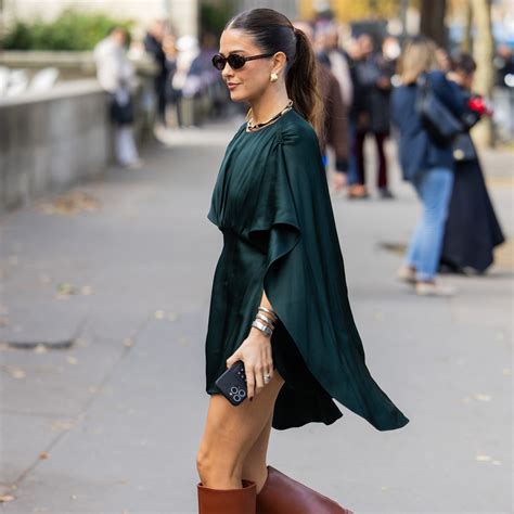 Las botas altas negras se combinan con estos vestidos en tendencia para