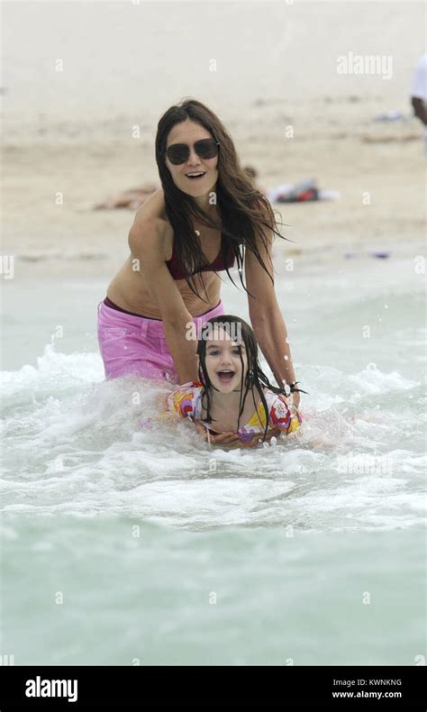 MIAMI BEACH FL 18 de junio de 2002 Katie Holmes y Suri Cruise había