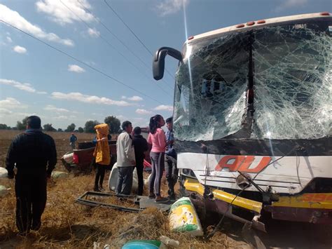 Camioneta choca contra autobús en la carretera El Seco Acatzingo