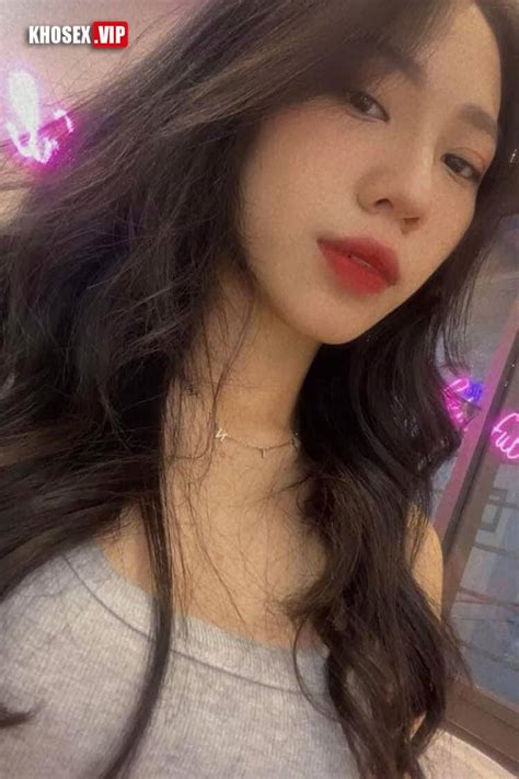 Clip sex Em gái xinh mình dây mông to căng tròn bị đụ nằm sấp