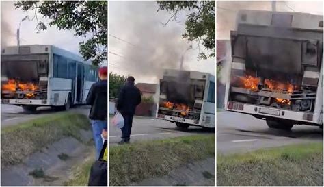 Un autobuz folosit de elevi și navetiști a luat foc în mers pe un drum