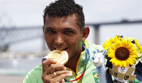 Isaquias Queiroz Leva A Medalha De Ouro Na Canoagem Nova Tropical Fm