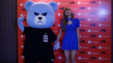 Pose Imut Lisa Blackpink Bareng Krunk Di Jakarta Entertainment Fimela