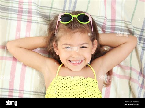 Little girl sunbathing lying on Banque de photographies et dimages à