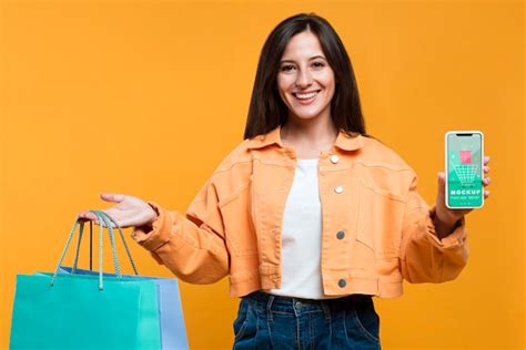 Mulher Feliz Segurando Sacolas De Compras E Uma Maquete De Telefone