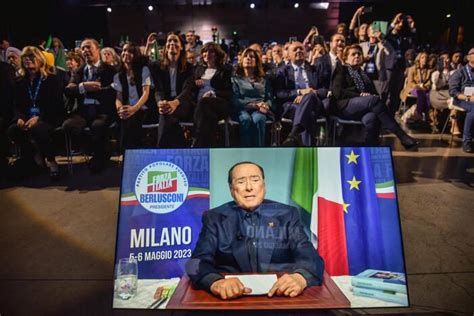 Silvio Berlusconi Riappare Alla Convention Di Fi Eccomi In Camicia E