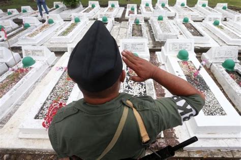 Taman Makam Pahlawan Ramai Peziarah