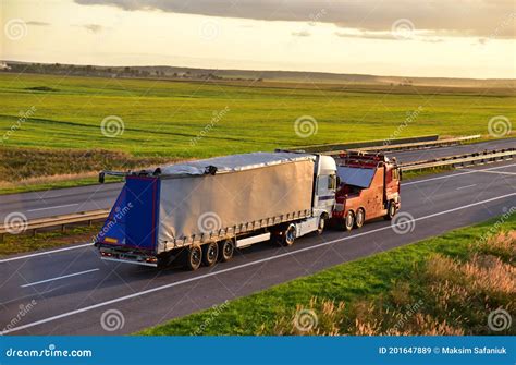 Caminh O Pesado De Recupera O Reboca Um Caminh O Semirreboque Na