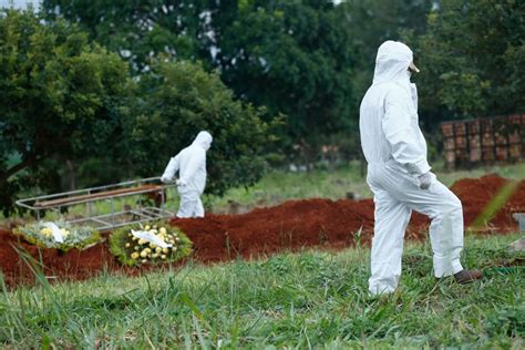 Média Móvel De Mortes Por Covid 19 No Brasil Sobe Para 1053 Metrópoles