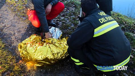 Salvataggio Di Un Capriolo Caduto In Acqua Alla Diga Del Pascolo A