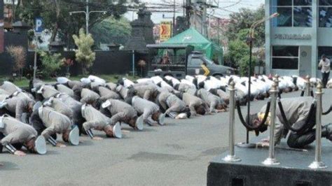 Polisi Di Malang Kota Minta Maaf Ke Korban Tragedi Kanjuruhan Sujud